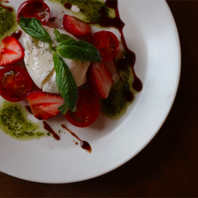 ブッラータチーズと季節フルーツのカプレーゼ｜カフェ寛味堂