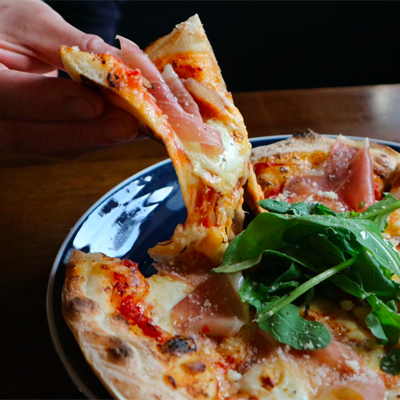 生ハムとモッツァレラチーズのトマトソースピザ｜カフェ寛味堂